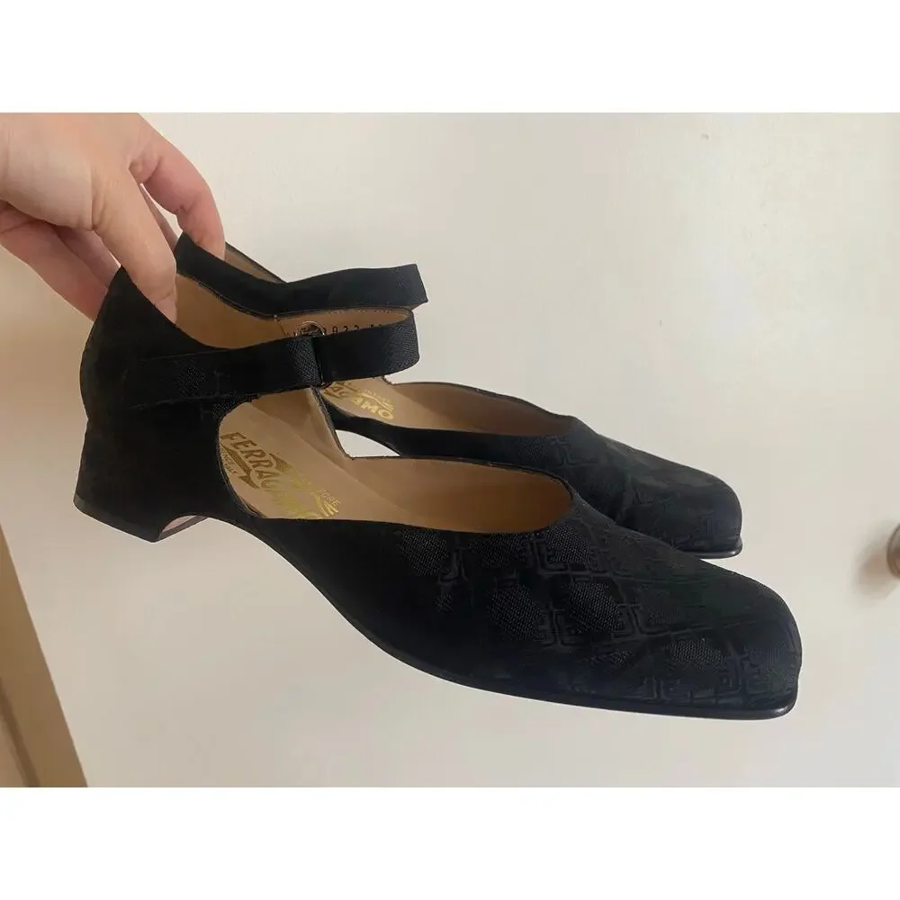 Ferragamo size 9 black fabric Mary Jane low heels
